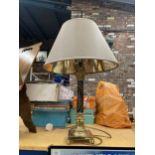 A LARGE BRASS BASED TABLE LAMP WITH SHADE HEIGHT APPROX 42CM TO TOP OF BASE