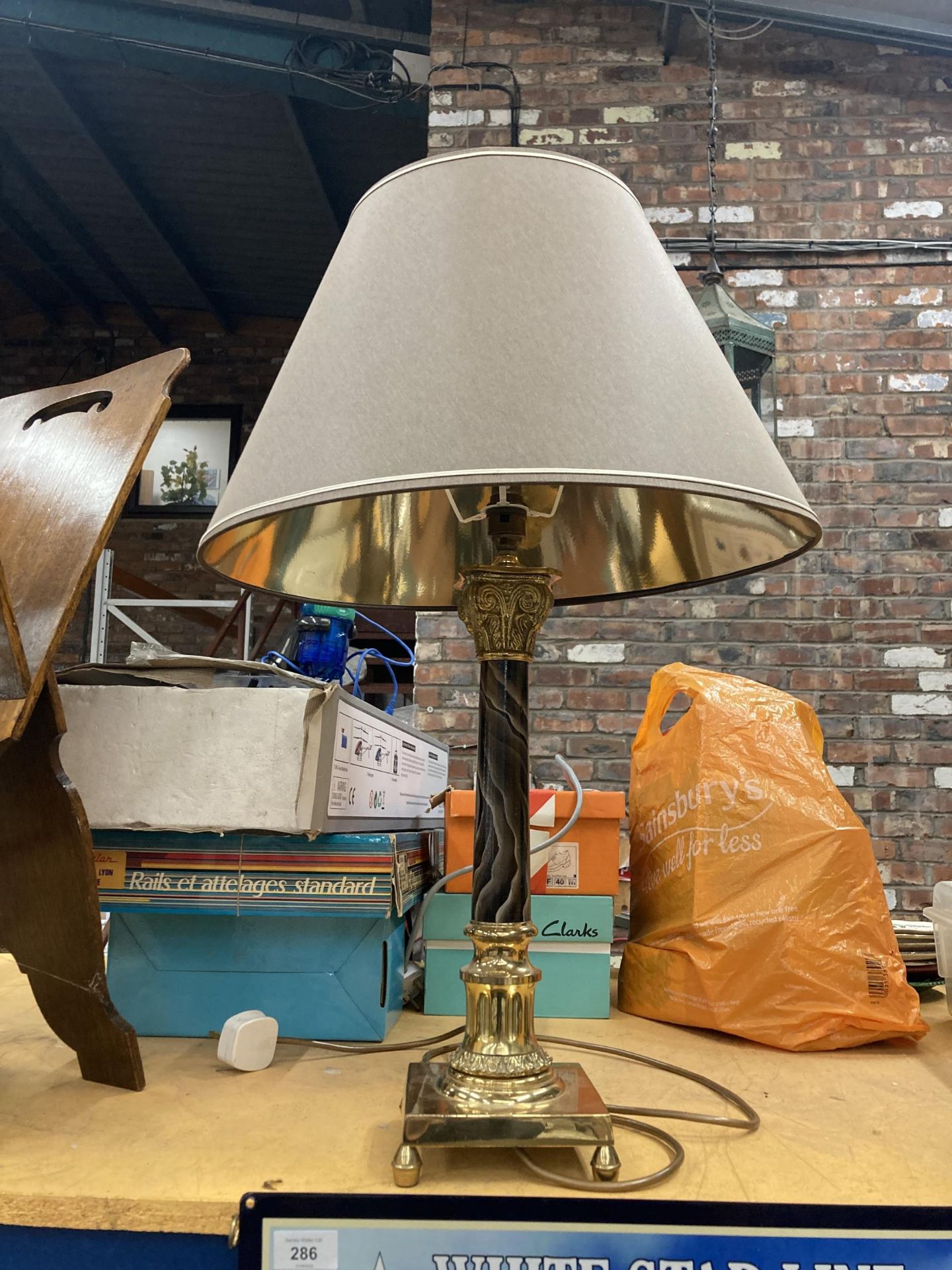 A LARGE BRASS BASED TABLE LAMP WITH SHADE HEIGHT APPROX 42CM TO TOP OF BASE