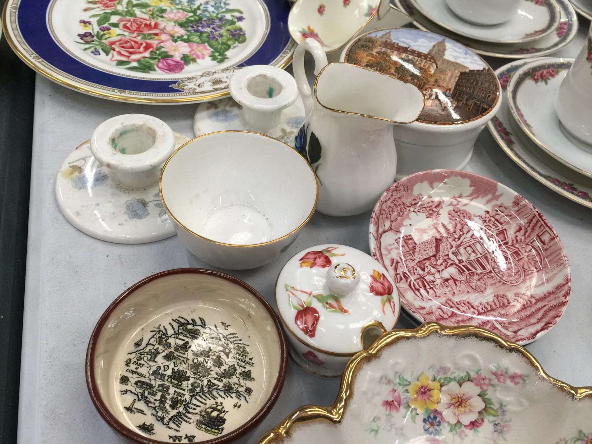 A QUANTITY OF CERAMIC AND CHINA ITEMS TO INCLUDE ROYAL DOULTON BASKETS, A PRATTWARE POT AND LID, - Image 3 of 6