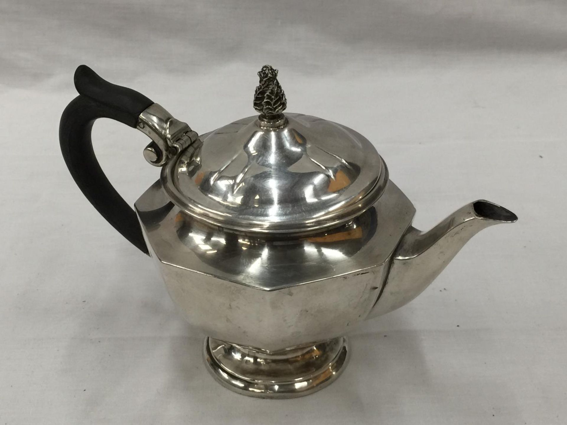 A BIRMINGHAM HALLMARKED SILVER TEAPOT NOT WITH ORIGINAL LID WEIGHT 372 GRAMS - Image 4 of 12