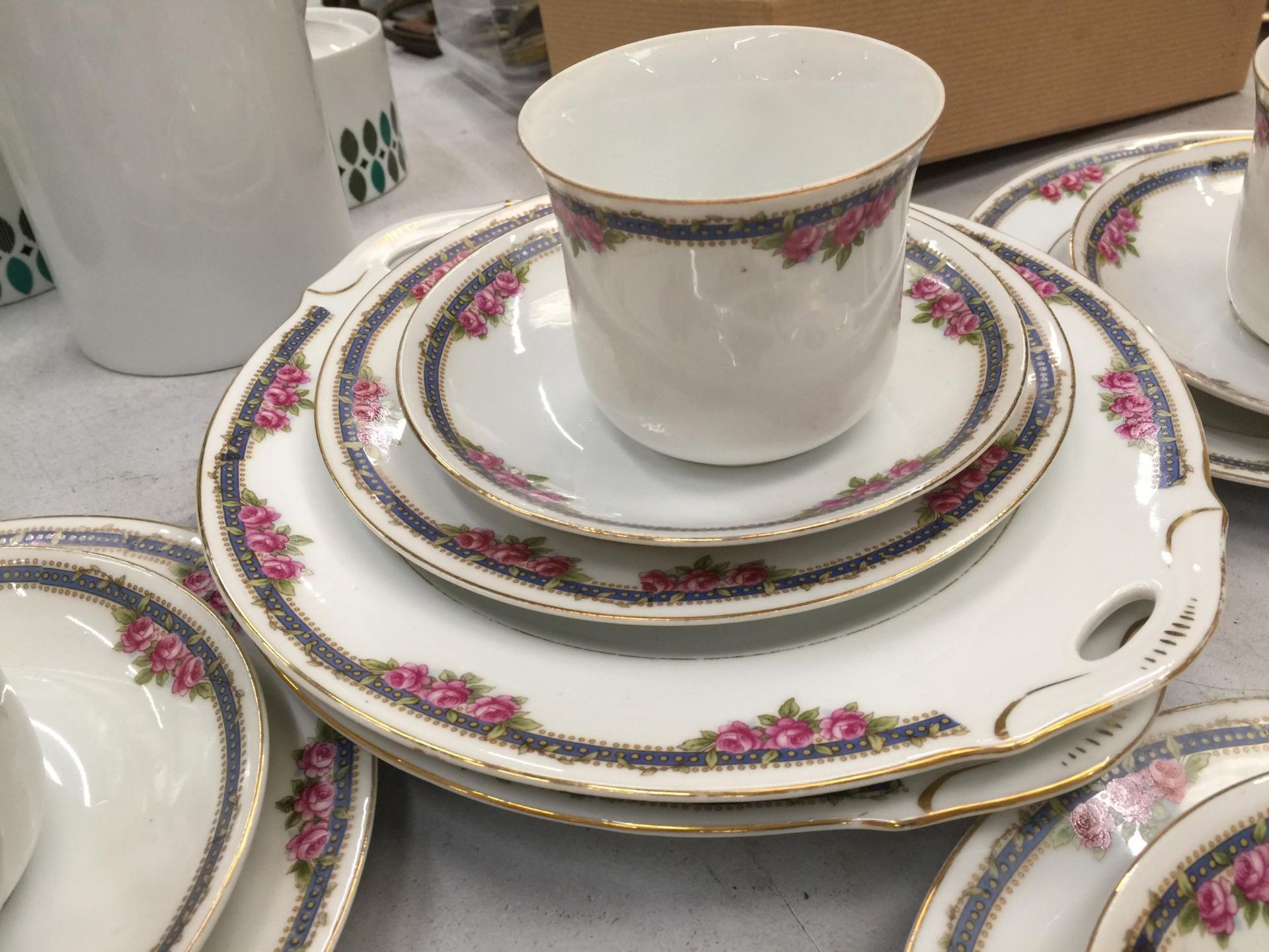 A LARGE QUANTITY OF TEAWARE TO INCLUDE CUPS, SAUCERS, PLATES, CREAM JUG AND SUGAR BOWL - Image 5 of 6