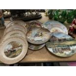 A QUANTITY OF CABINET AND WALL PLATES TO INCLUDE ROYAL DOULTON 'THE BALLOON SELLER', HUNTING SCENES,