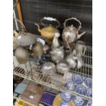 A LARGE ASSORTMENT OF METAL WARE ITEMS TO INCLUDE A BRASS SPIRIT KETTLE, PEWTER TEAPOTS AND SILVER