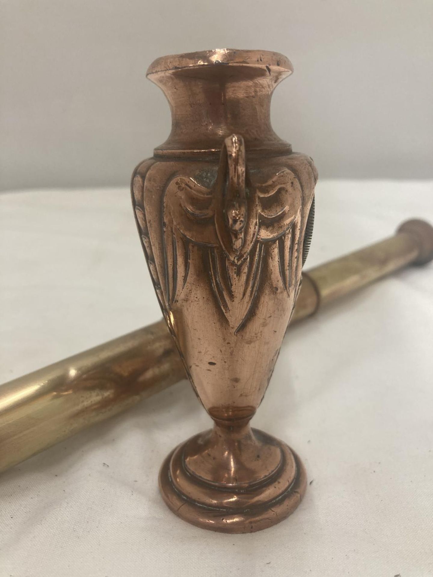 A THREE DRAWER VINTAGE BRASS TELECOPE AND A SMALL COPPER URN STYLE VASE WITH INLAID SILVER COIN - Image 3 of 6