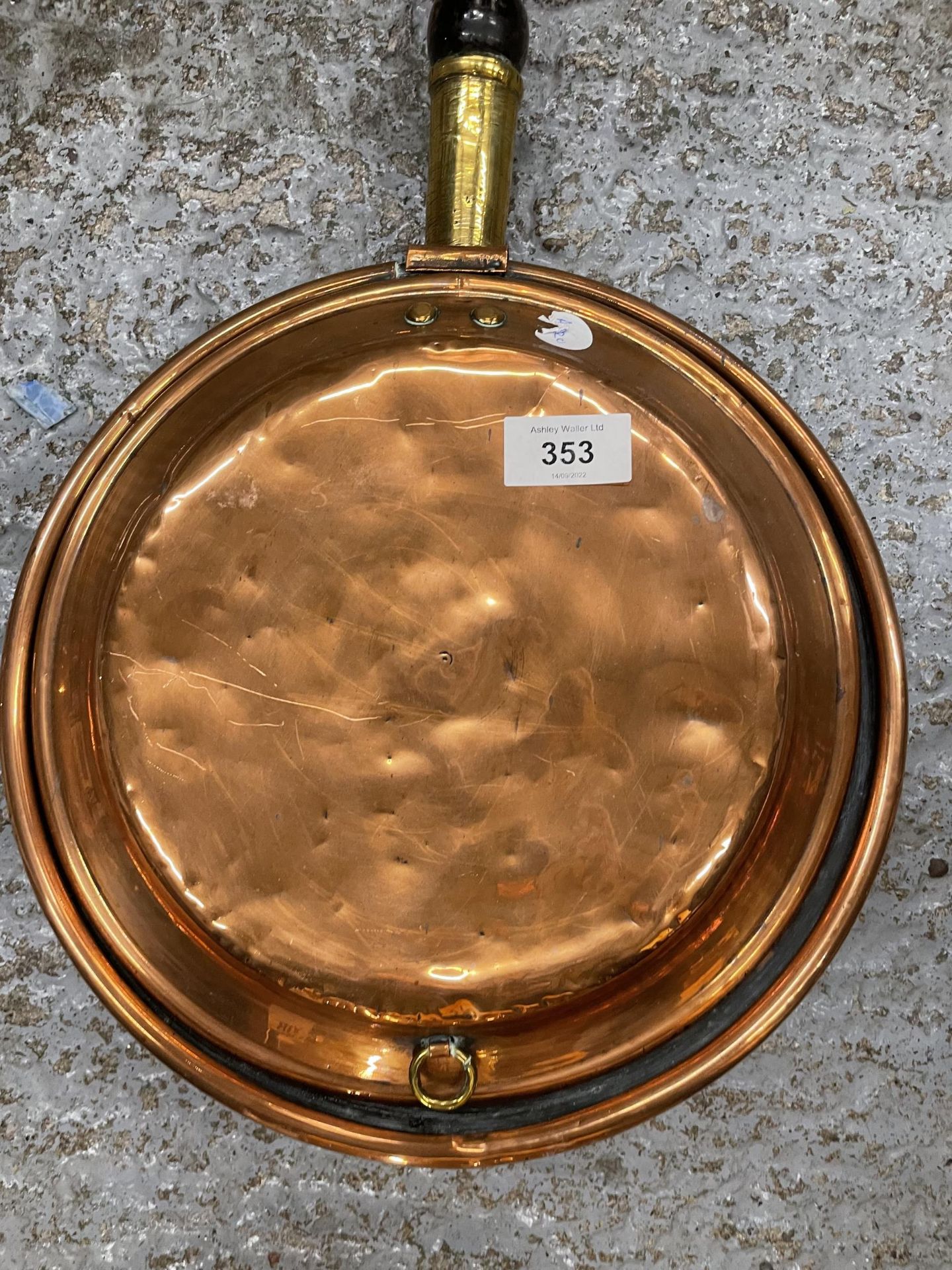 A COPPER BED WARMING PAN WITH A MAHOGANY HANDLE - Image 2 of 2