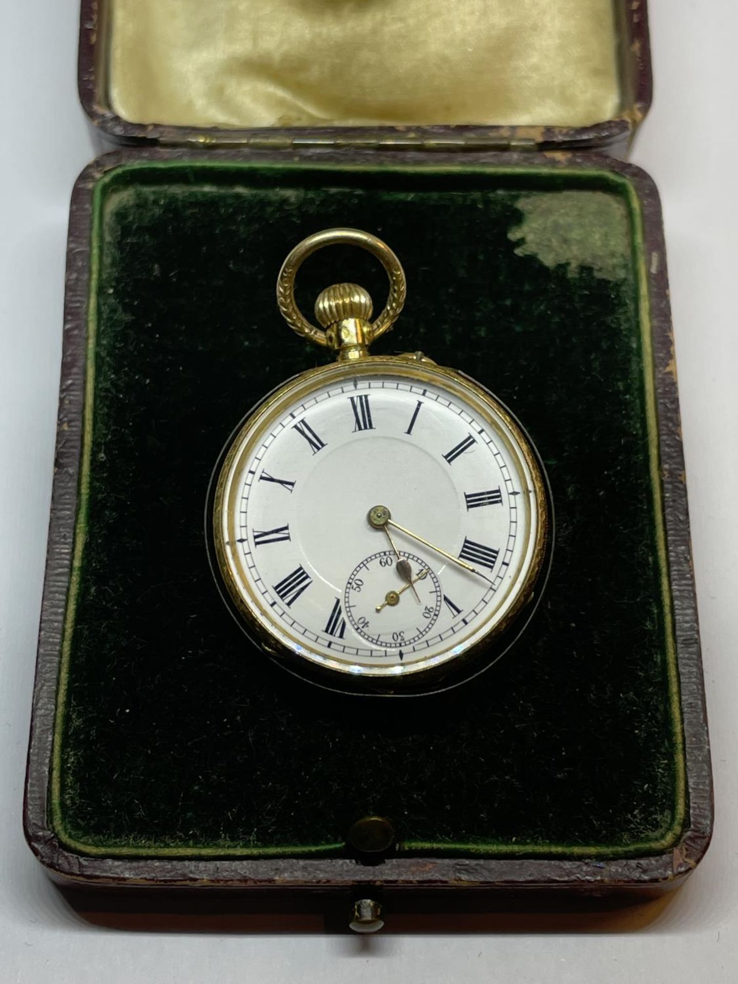 AN 18CT GOLD TOP WIND POCKET WATCH WITH WHITE ENAMELLED DIAL AND GOLD HANDS, WITH ORIGINAL BOX