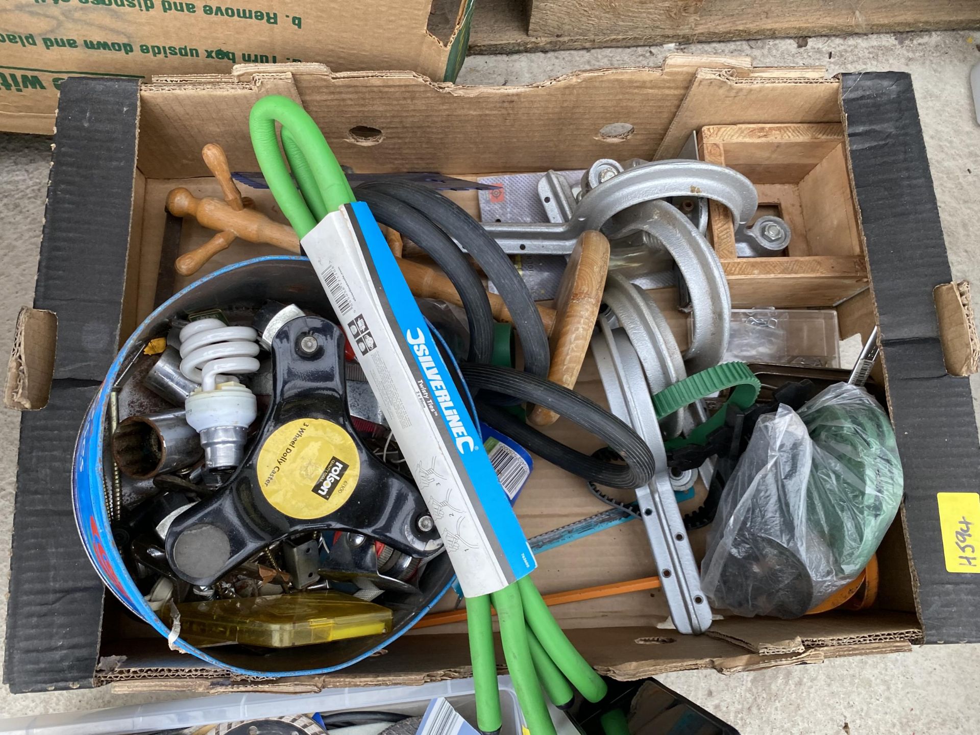 AN ASSORTMENT OF TOOLS TO INCLUDE BRACKETS AND A POWER CRAFT ANGLE GRINDER - Image 4 of 5