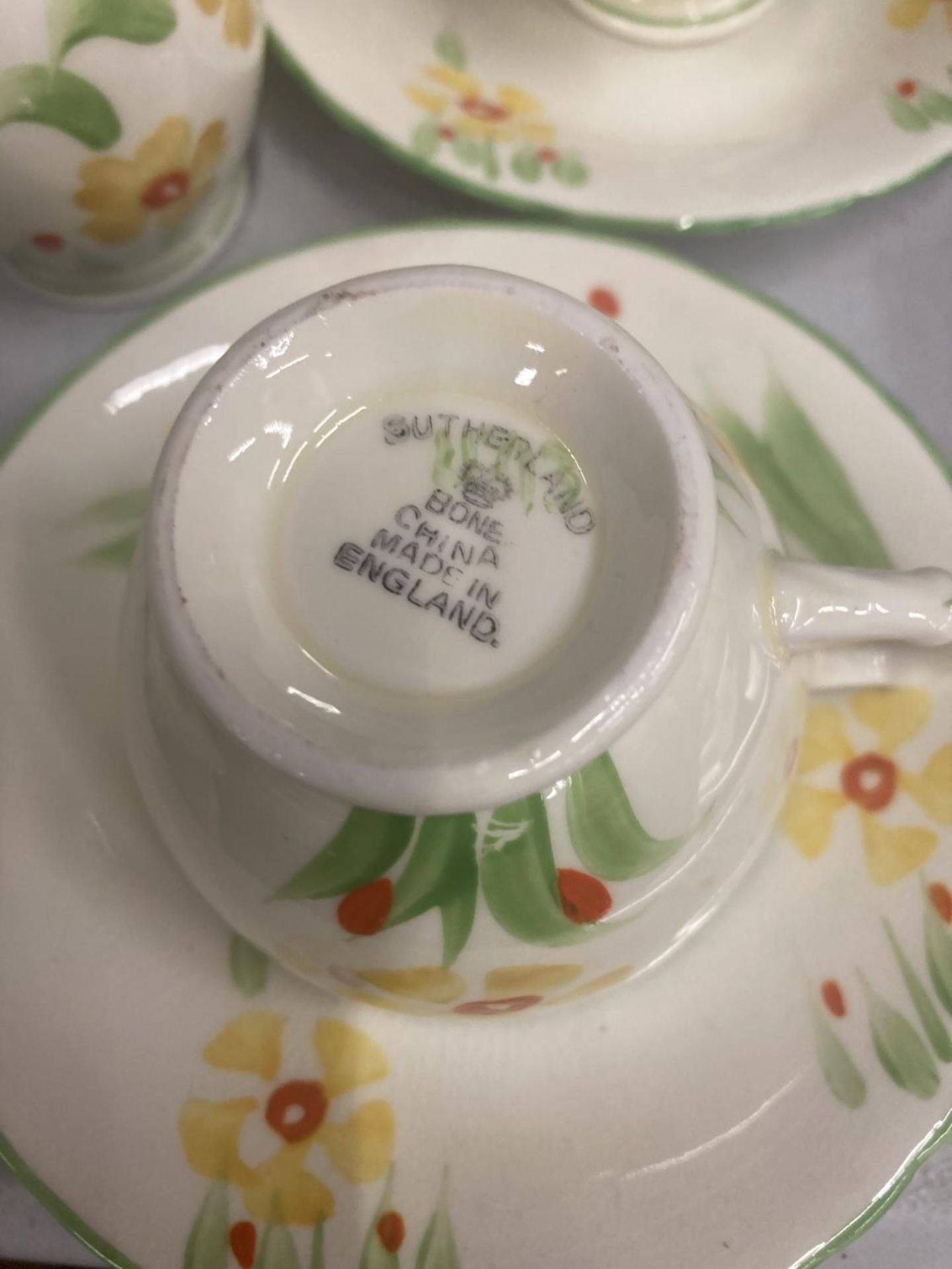 A SUTHERLAND COFFEE SET IN A DELICATE YELLOW WITH FLORAL DECORATION TO INCLUDE A COFFEE POT, CREAM - Image 4 of 5