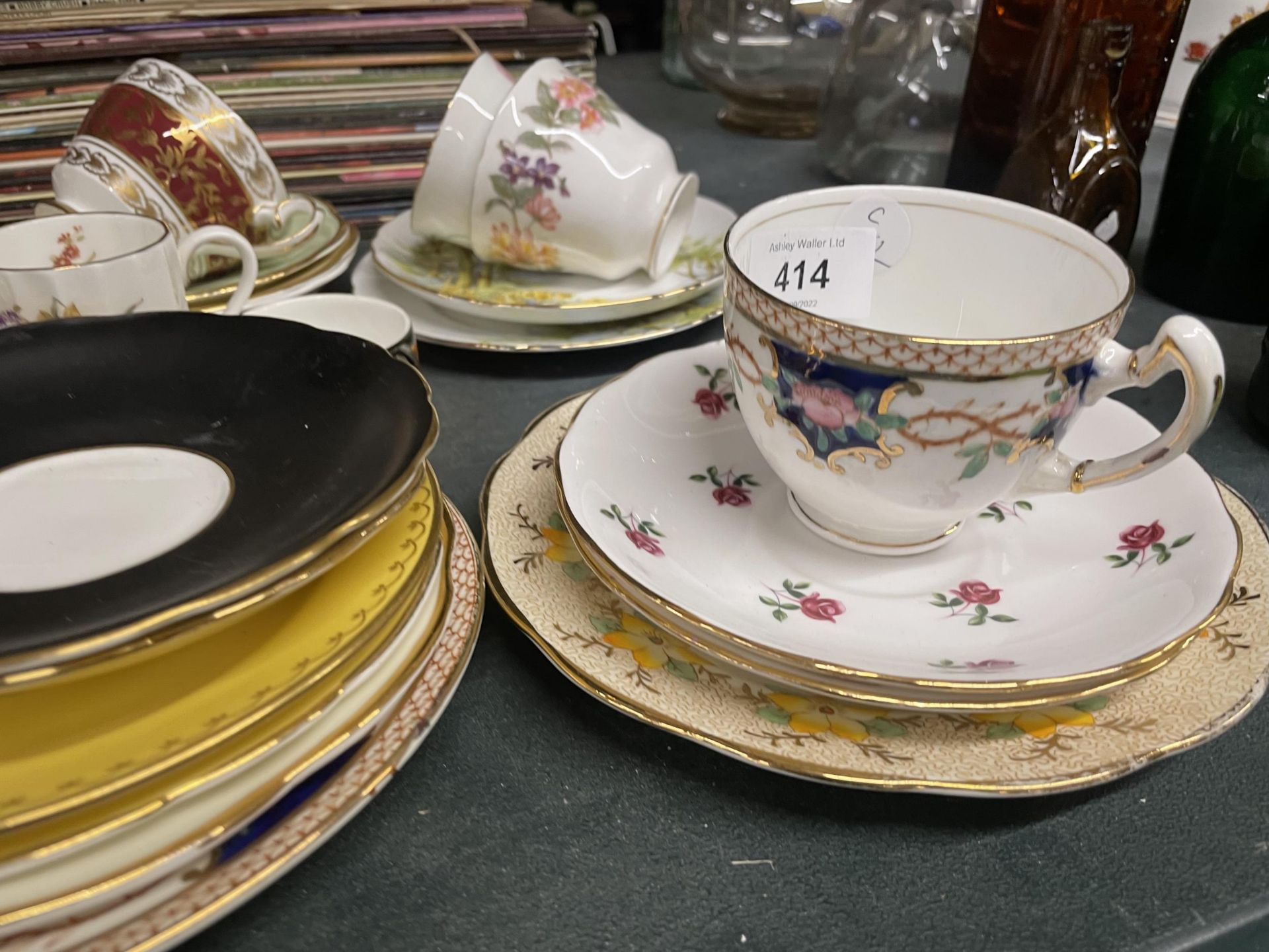 A QUANTITY OF CUPS, SAUCERS AND PLATES TO INCLUDE CROWN ROYAL, PARAGON, SHELLEY, ROYAL ALBERT, ETC - Image 2 of 4