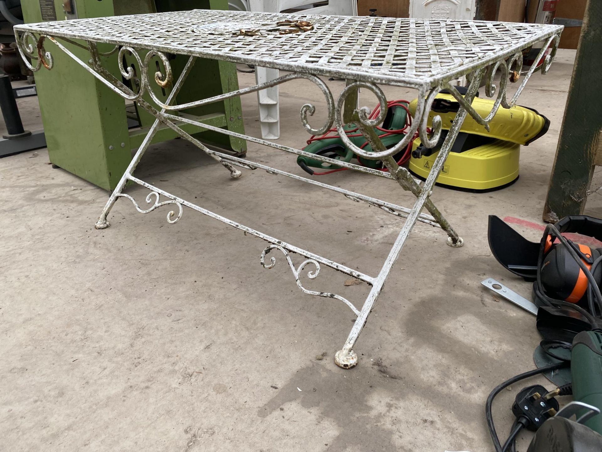 A DECORATIVE METAL GARDEN COFFEE TABLE - Image 2 of 5