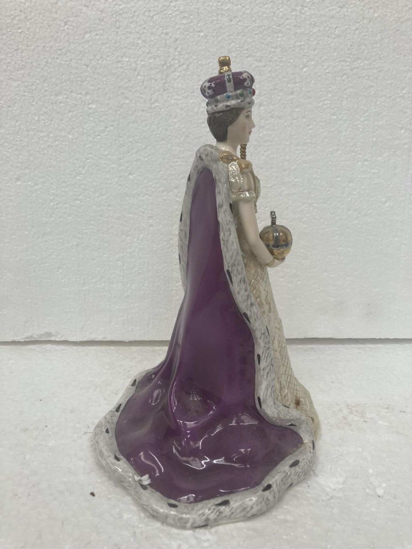 A SPODE FIGURINE OF QUEEN ELIZABETH II - THE DIAMOND JUBILEE 2012 LIMITED EDITION OF 4995 - 24 CM - Image 3 of 7