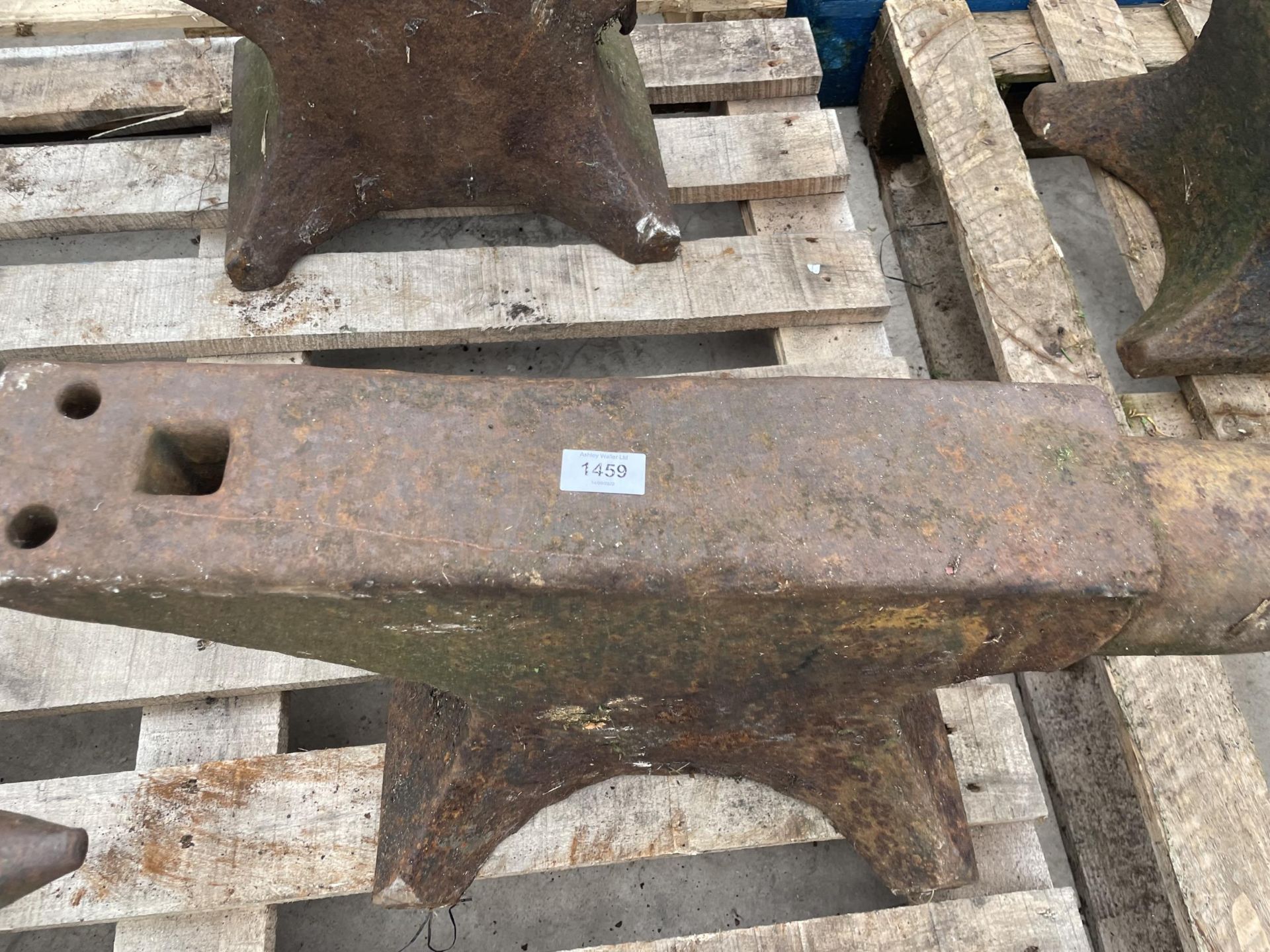 A VINTAGE BLACKSMITHS ANVIL LENGTH 85CM - Image 2 of 3