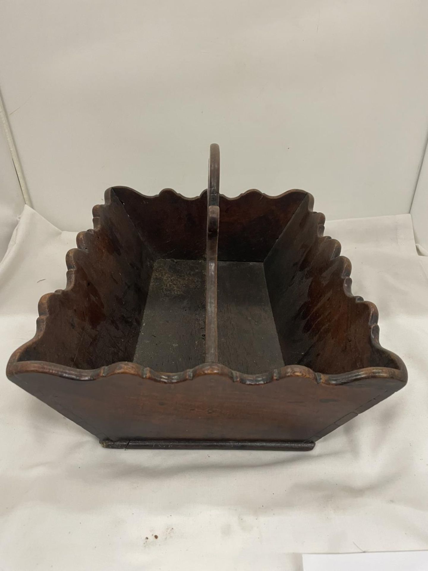 AN EARLY 19TH CENTURY CHESTNUT CUTLERY TRAY - Image 2 of 3