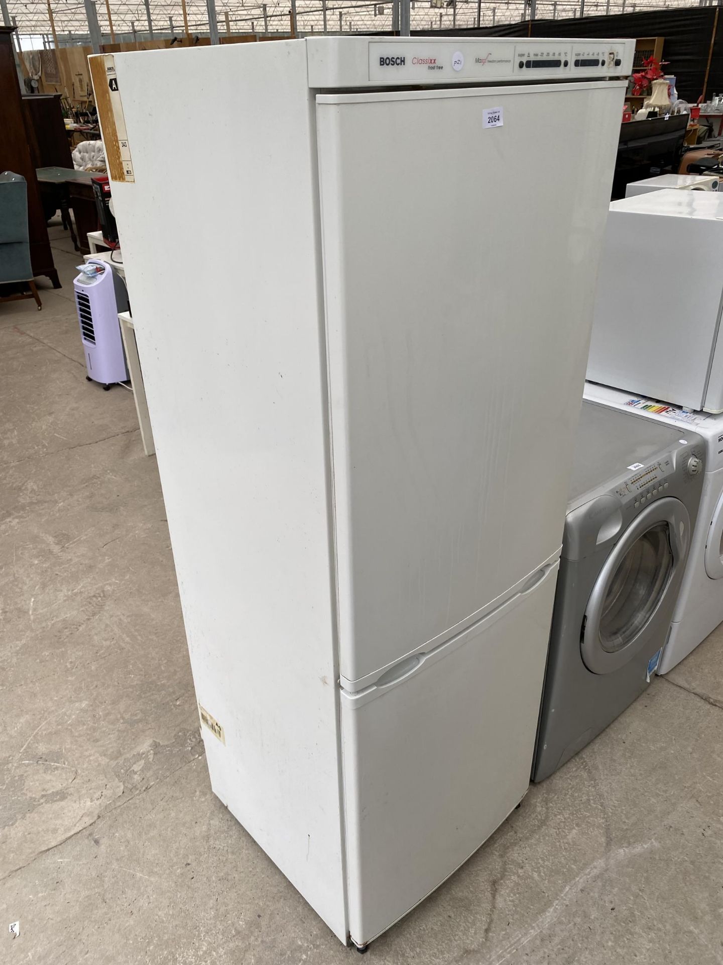 A WHITE BOSCH CLASSIXX UPRIGHT FRIDGE FREEZER