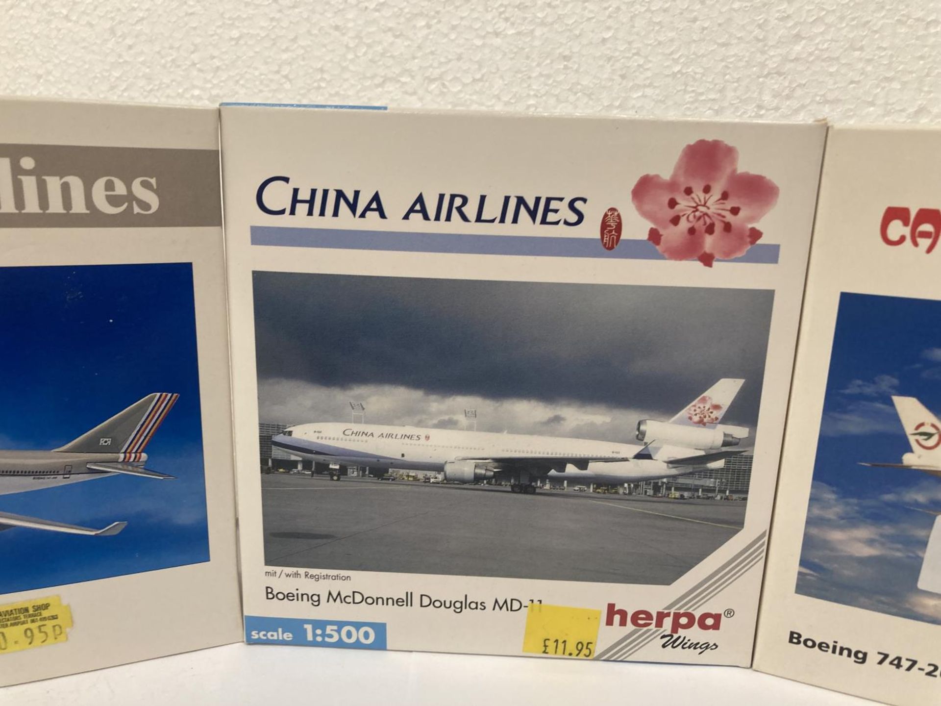 A COLLECTION OF FOUR COLLECTOR'S AEROPLANES TO INCLUDE CAMEROON AIRLINES BOEING 747-200 NO. - Image 4 of 7