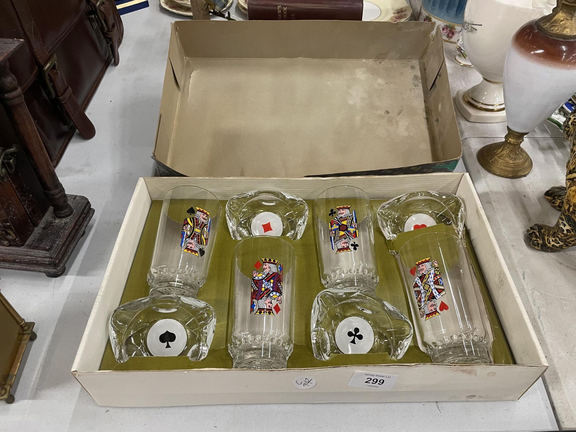 A BOXED VINTAGE SET OF 'BRIDGE' GLASSWARE TO INCLUDE PLAYING CARD THEMED TUMBLERS AND ASHTRAYS