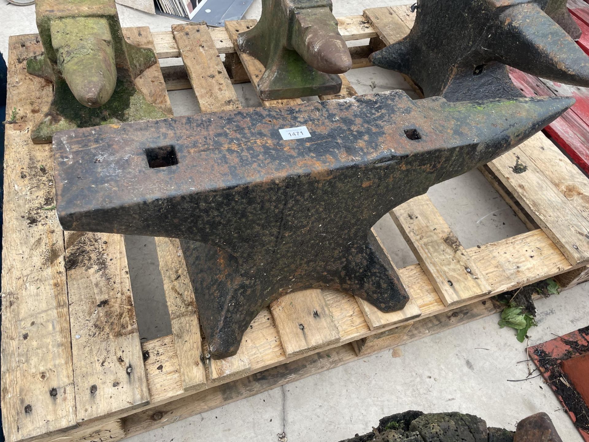 A VINTAGE BLACKSMITHS ANVIL LENGTH 79CM