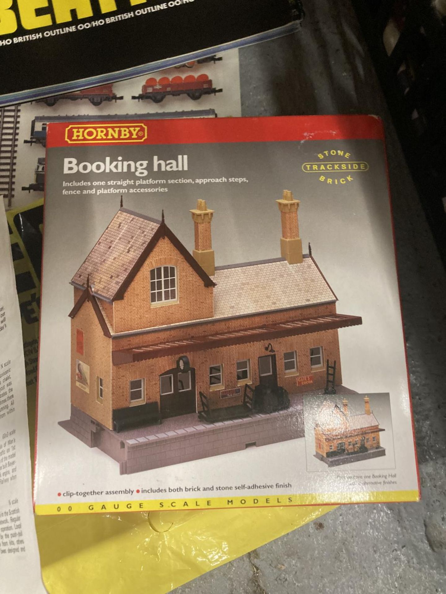 A BOXED HORNBY BOOKING HALL WITH SEVERAL PLAN MAGAZINES, CATALOGUES ETC - Image 5 of 5