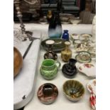 A LARGE GLASS VASE AND A QUANTITY OF VINTAGE SMALL VASES PLUS AN OVAL SERVING DISH