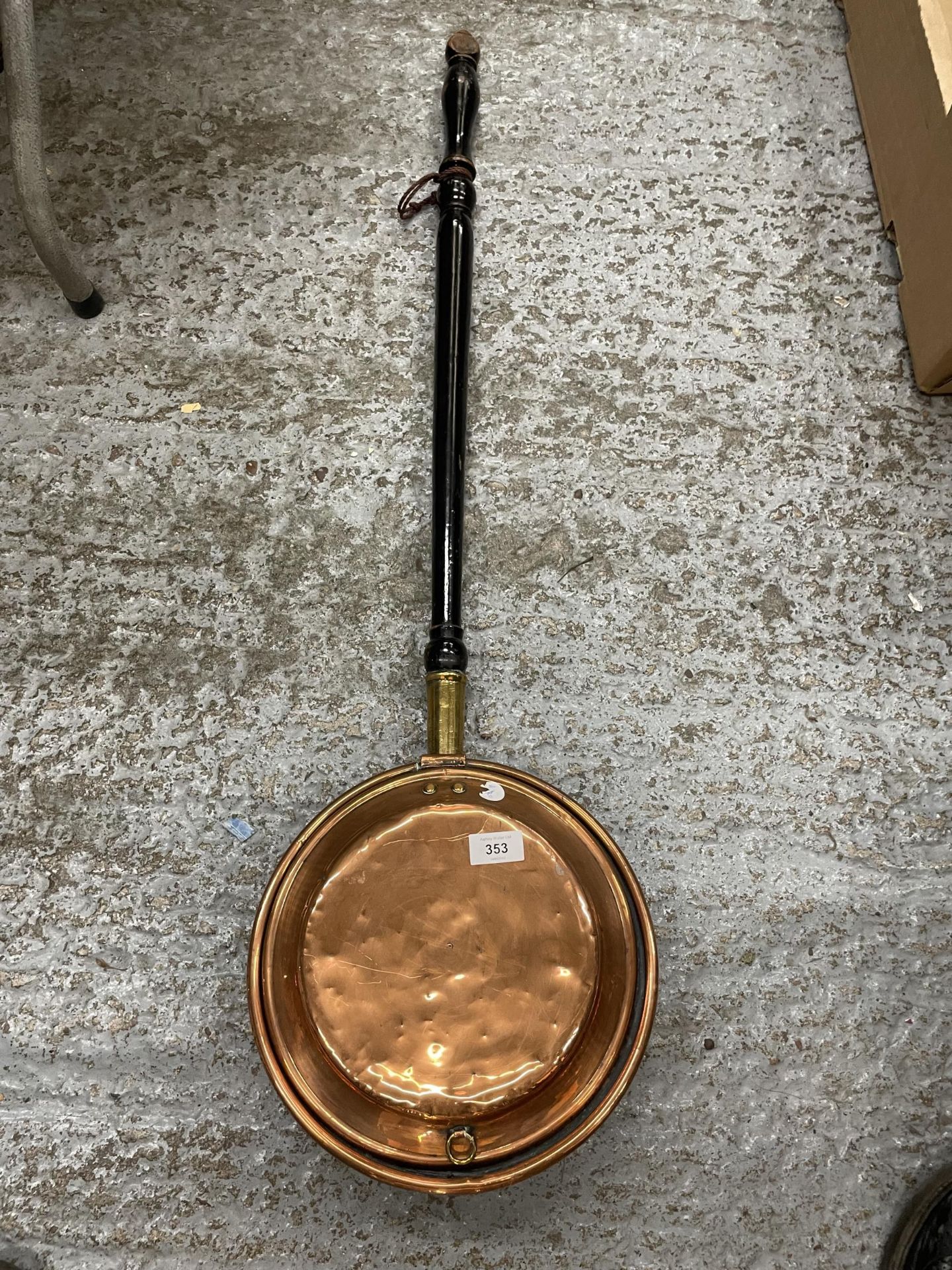 A COPPER BED WARMING PAN WITH A MAHOGANY HANDLE