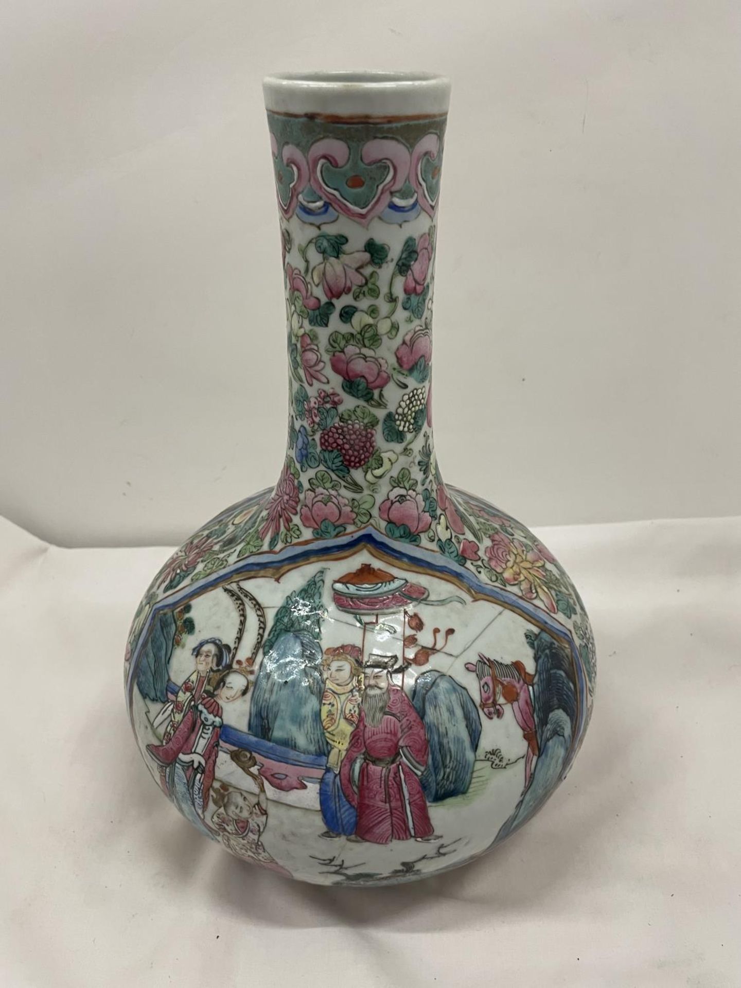 A CANTON HANDPAINTED BULBOUS VASE - Bild 3 aus 4