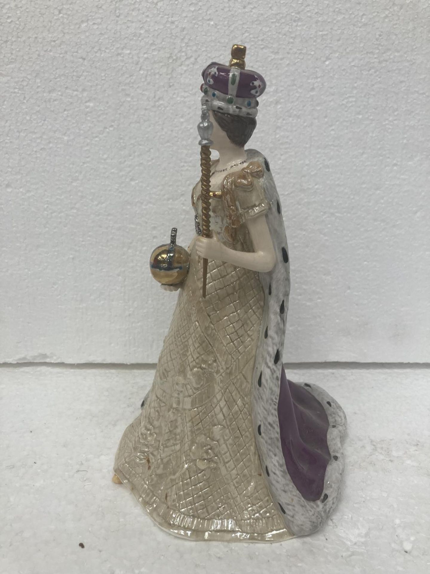 A SPODE FIGURINE OF QUEEN ELIZABETH II - THE DIAMOND JUBILEE 2012 LIMITED EDITION OF 4995 - 24 CM - Image 6 of 7