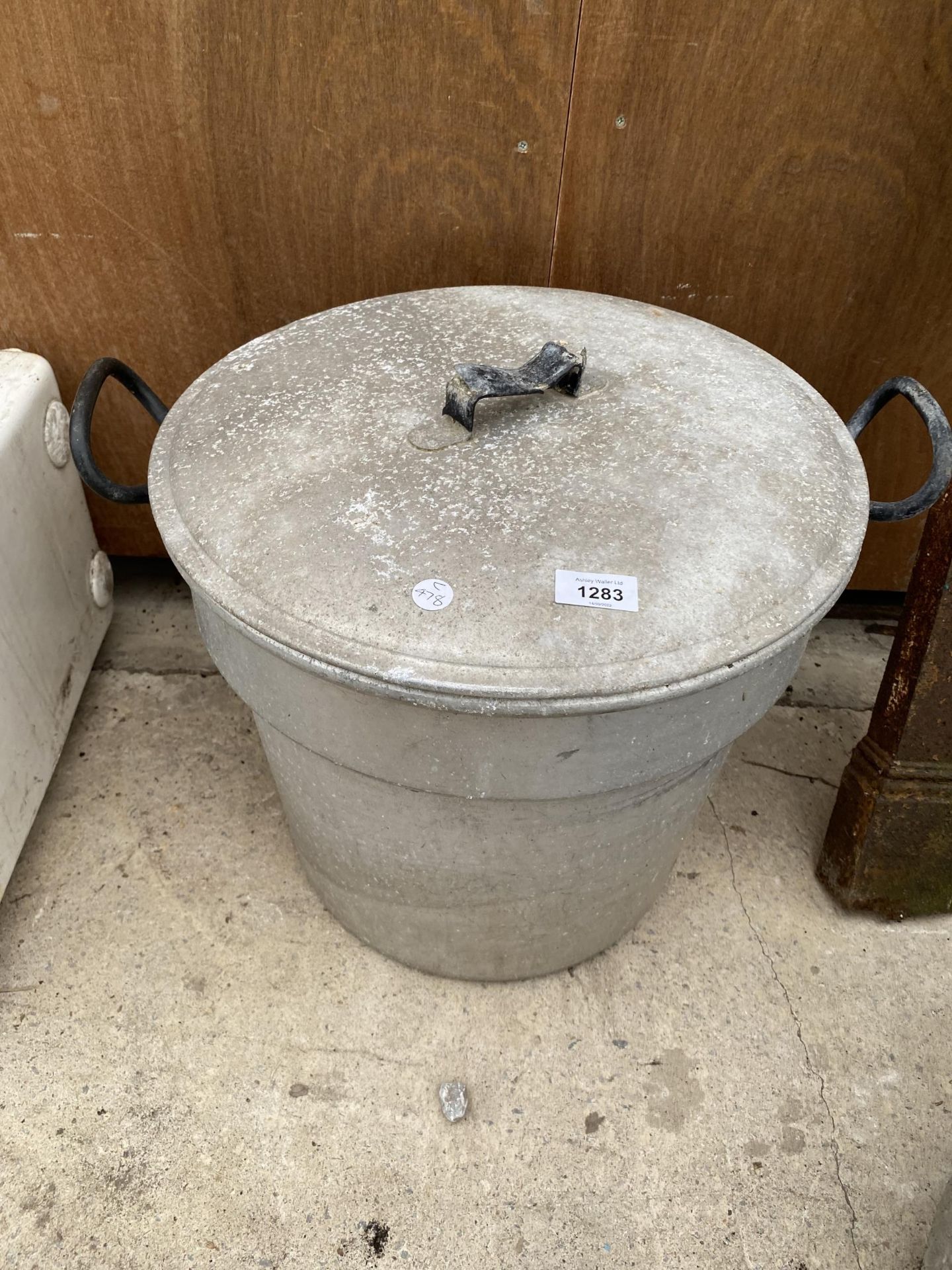 A LARGE ALUMINIUM COOKING POT WITH LID