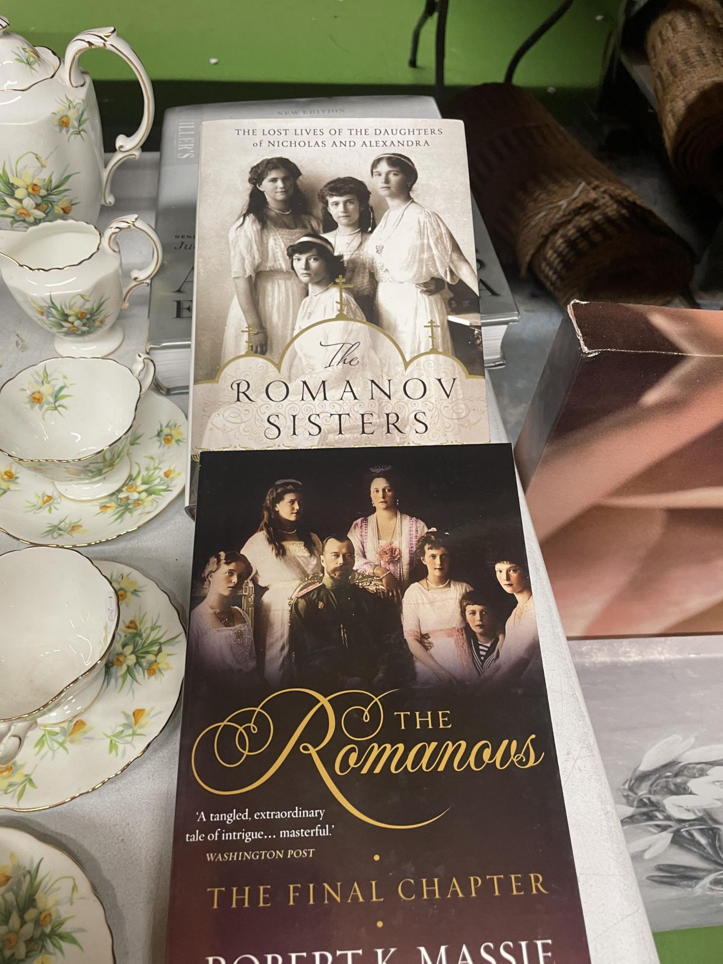 FOUR HARDBACK BOOKS ABOUT THE ROMANOVS PLUS A MILLERS ANTIQUES GUIDE - Image 3 of 4