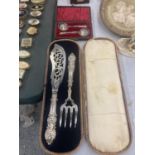 A VINTAGE BOXED SERVING SET AND SUGAR SPOONS