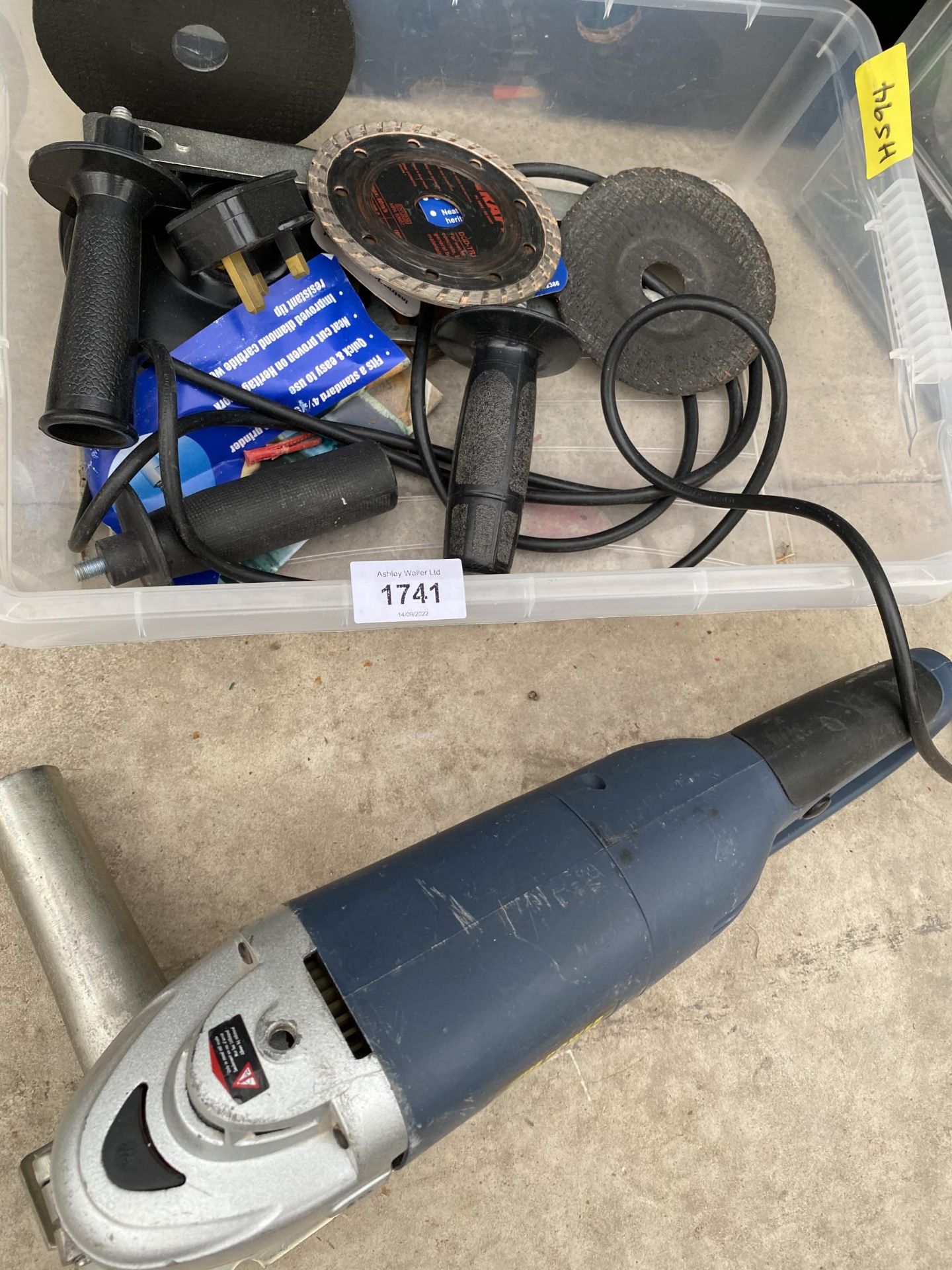 AN ASSORTMENT OF TOOLS TO INCLUDE BRACKETS AND A POWER CRAFT ANGLE GRINDER - Image 2 of 5