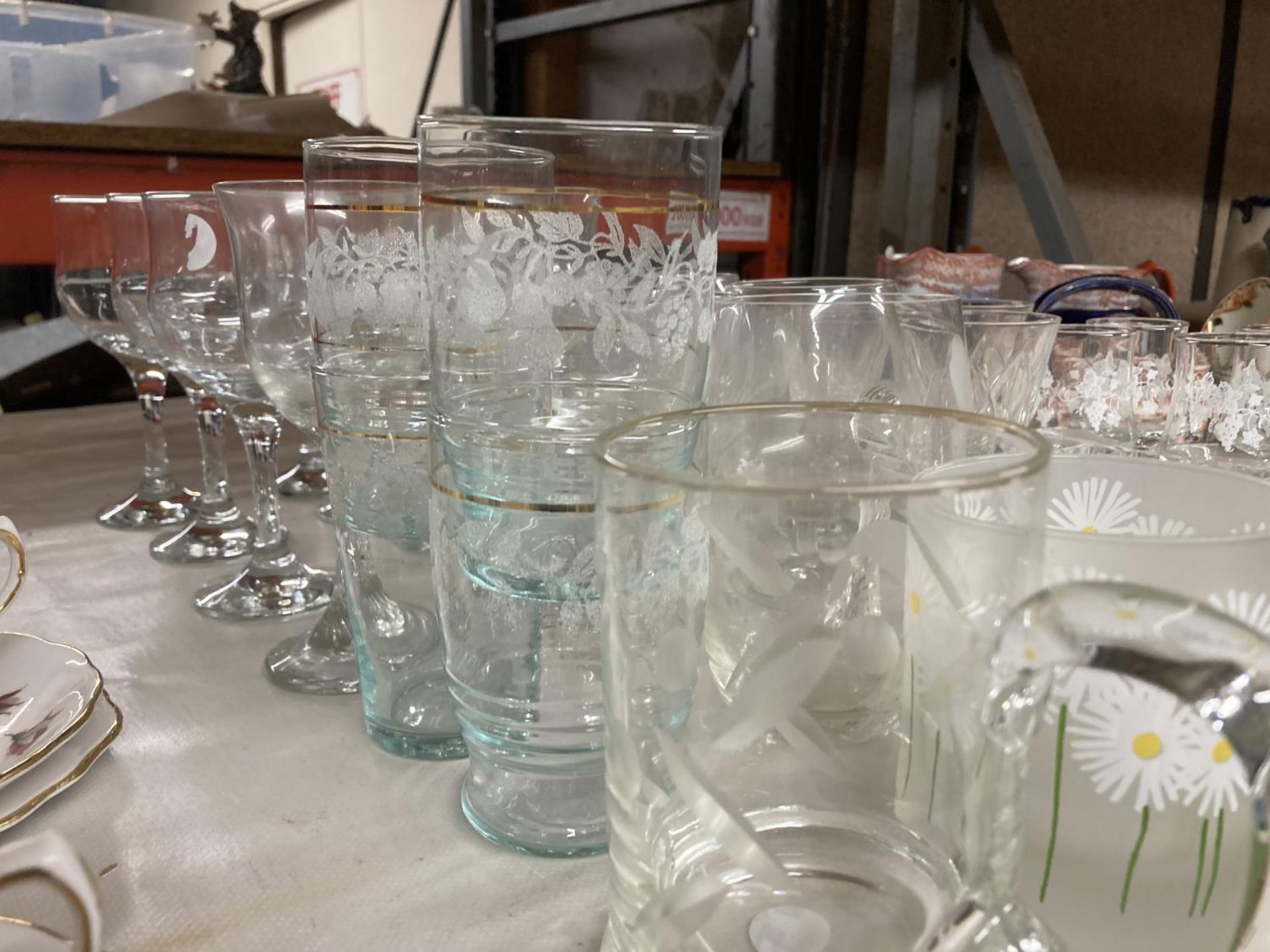 A LARGE QUANTITY OF GLASSES TO INCLUDE WINE, SHERRY, PORT, TUMBLERS, TANKARDS, ETC - Image 4 of 4