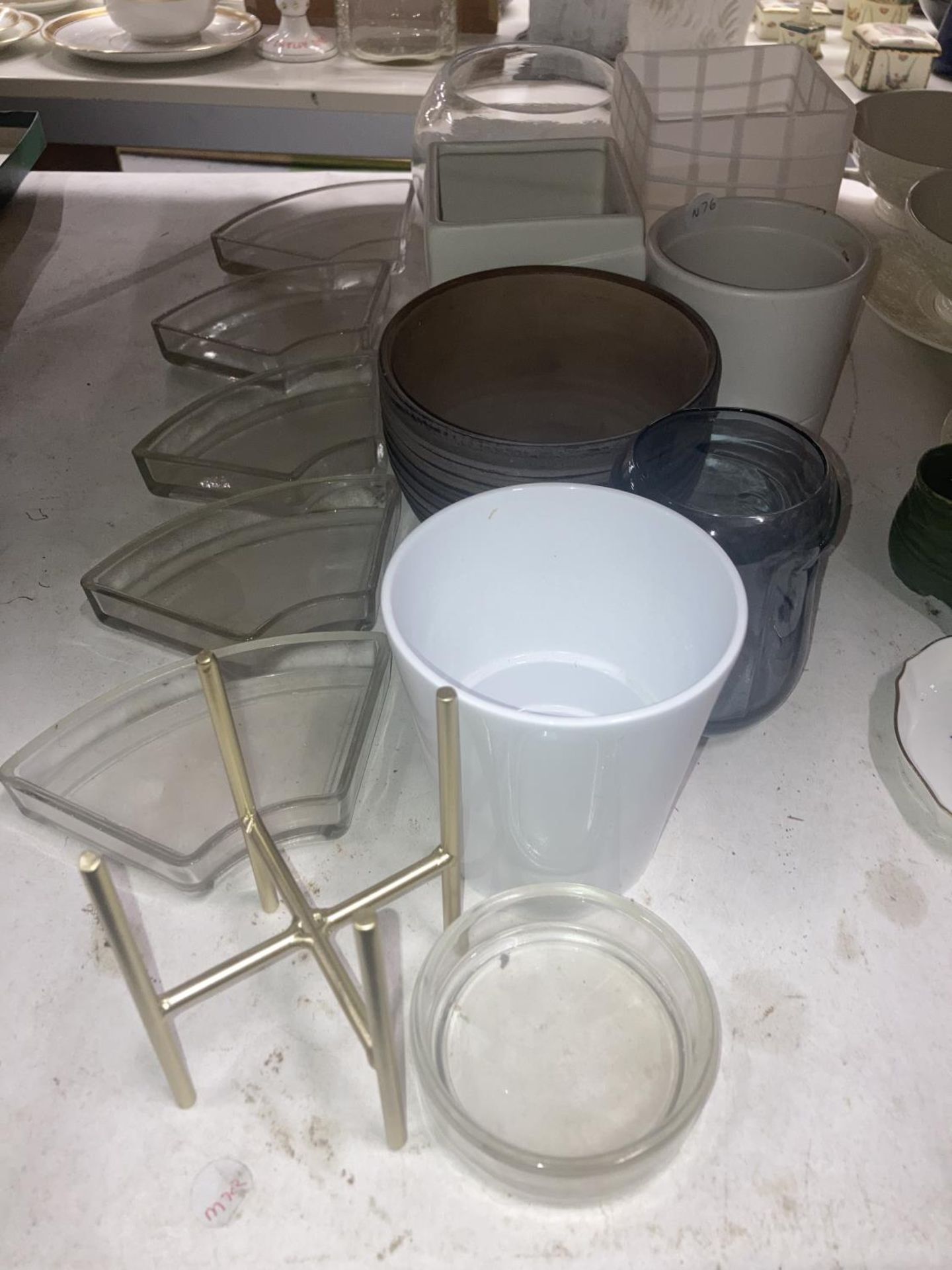 A QUANTITY OF CERAMICS AND GLASSWARE TO INCLUDE NIBBLES DISHES, JARS, VASES, ETC