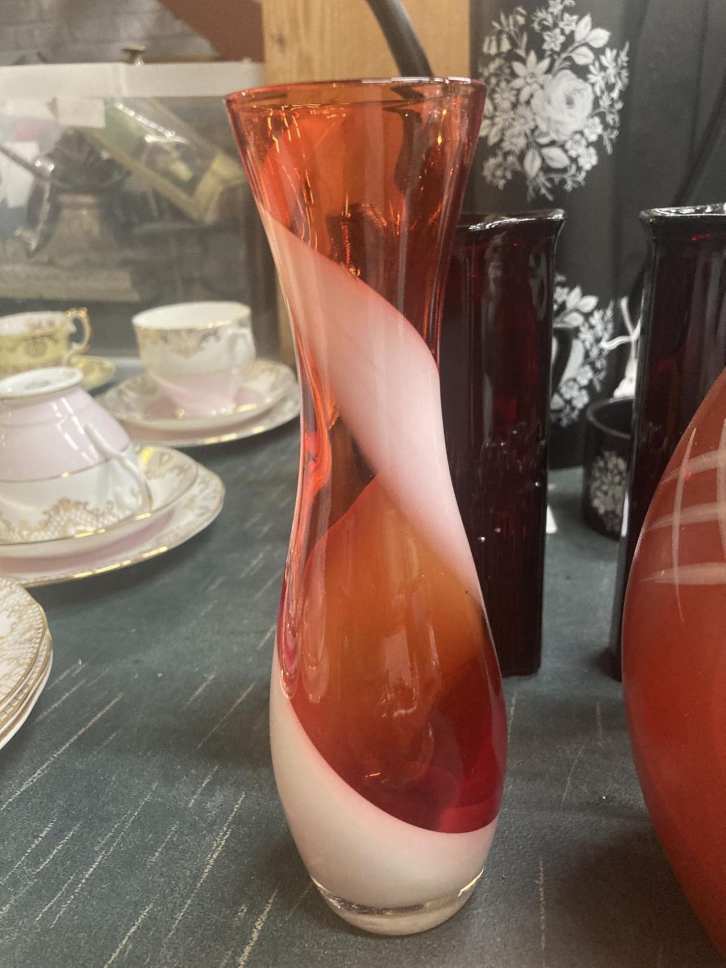 A SARN POTTERY VASE IN TERACOTTA, ORANGE 'FISH' PLATE, ORANGE AND WHITE SWIRLED ART GLASS VASE AND A - Image 5 of 6