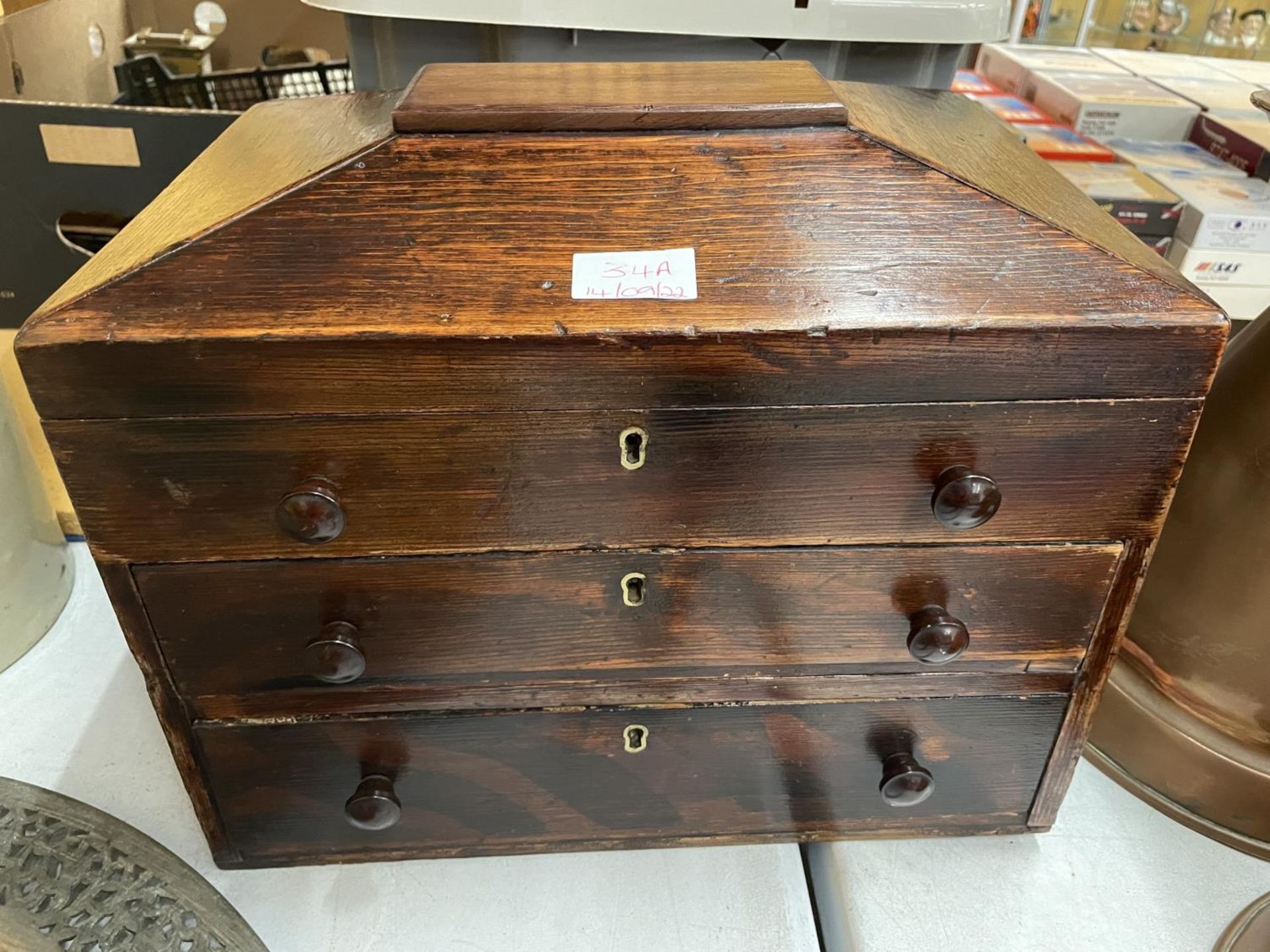 A VICTORIAN MINATURE THREE DRAWER CHEST WITH OPENING LID 36CM X 25CM X 27CM