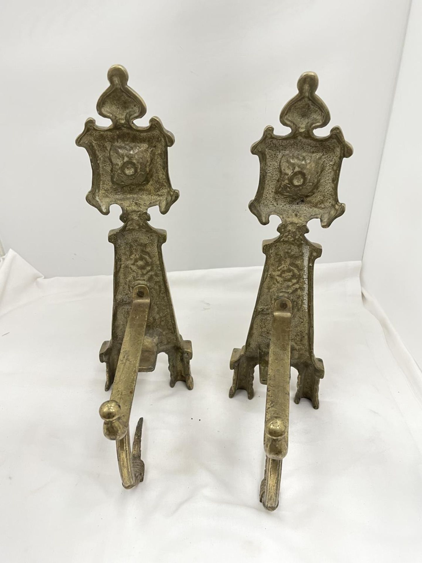 A PAIR OF BRASS FIRE DOGS - Image 3 of 3