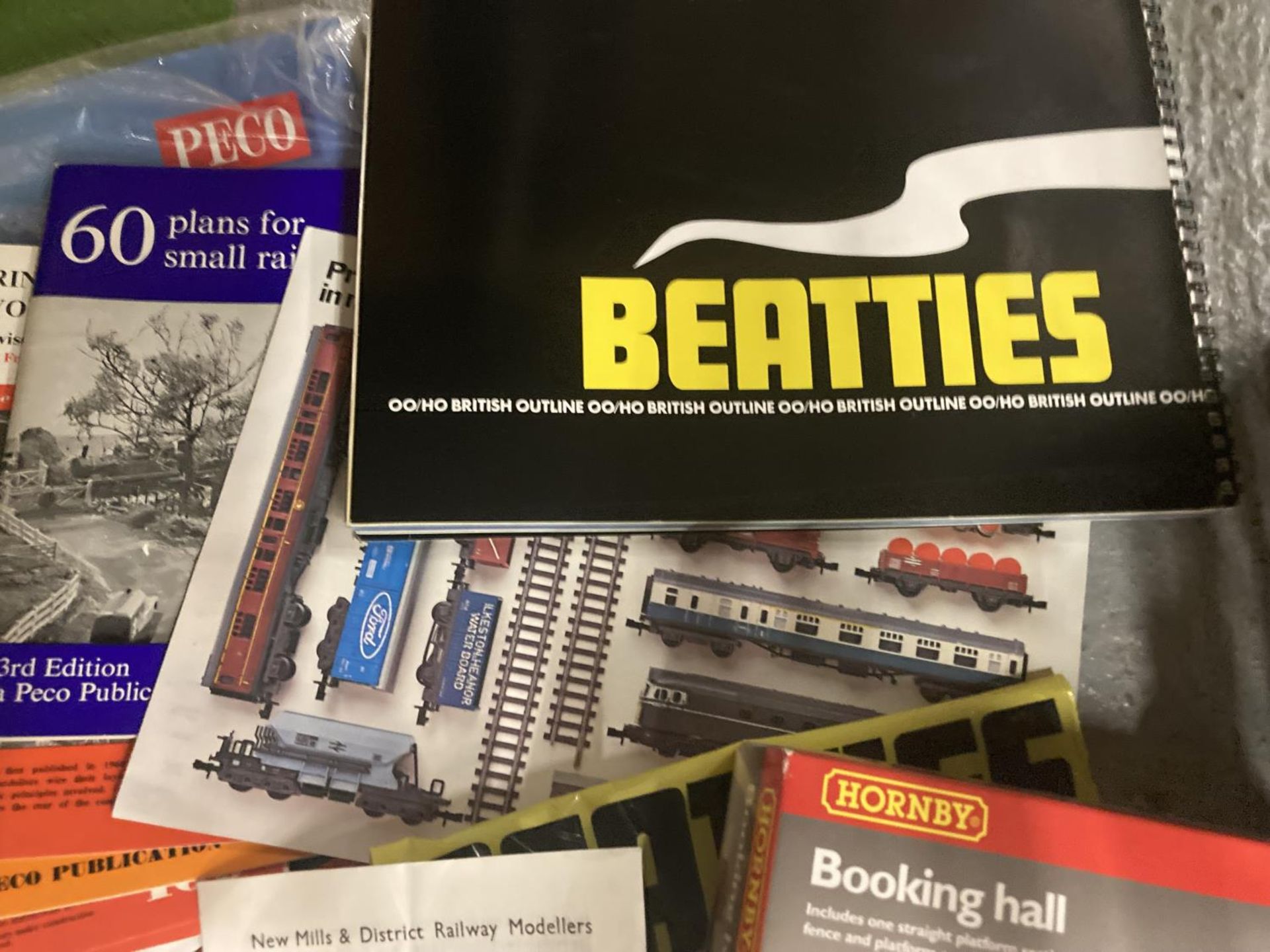 A BOXED HORNBY BOOKING HALL WITH SEVERAL PLAN MAGAZINES, CATALOGUES ETC - Image 4 of 5