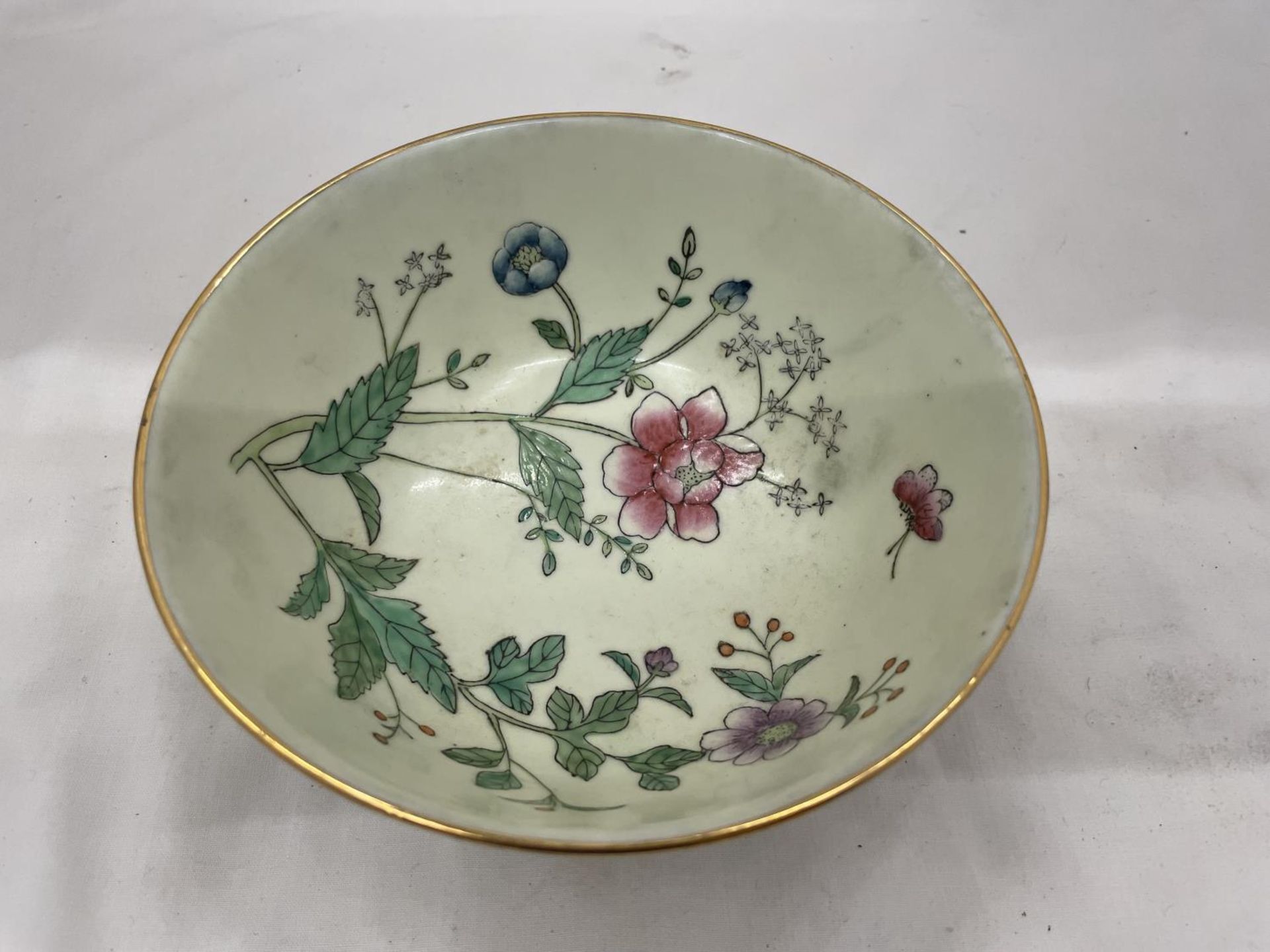 A VINTAGE CHINOISERIE HANDPAINTED BOWL - Image 2 of 3