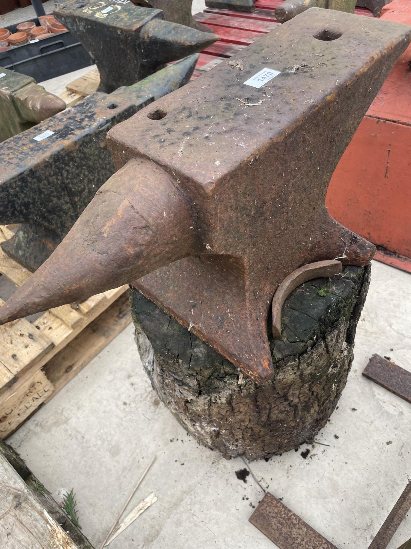 A VINTAGE BLACKSMITHS ANVIL ON A STAND LENGTH 56CM - Image 3 of 3