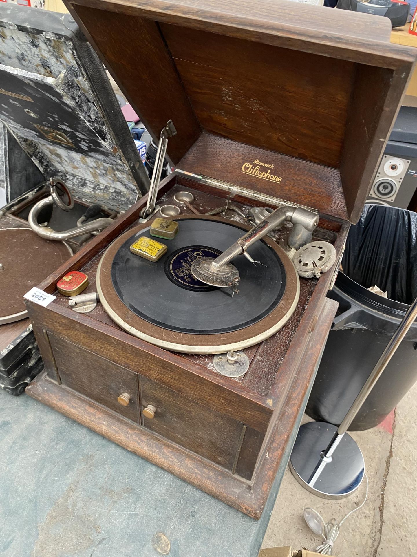 A VINTAGE BRUNSWICK CLIFTOPHONE, A VINTAGE HMV GRAMAPHONE AND A VINTAGE UNDERWOOD TYPEWRITER - Image 3 of 6