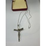 A SILVER NECKLACE WITH CROSS PENDANT IN A PRESENTATION BOX