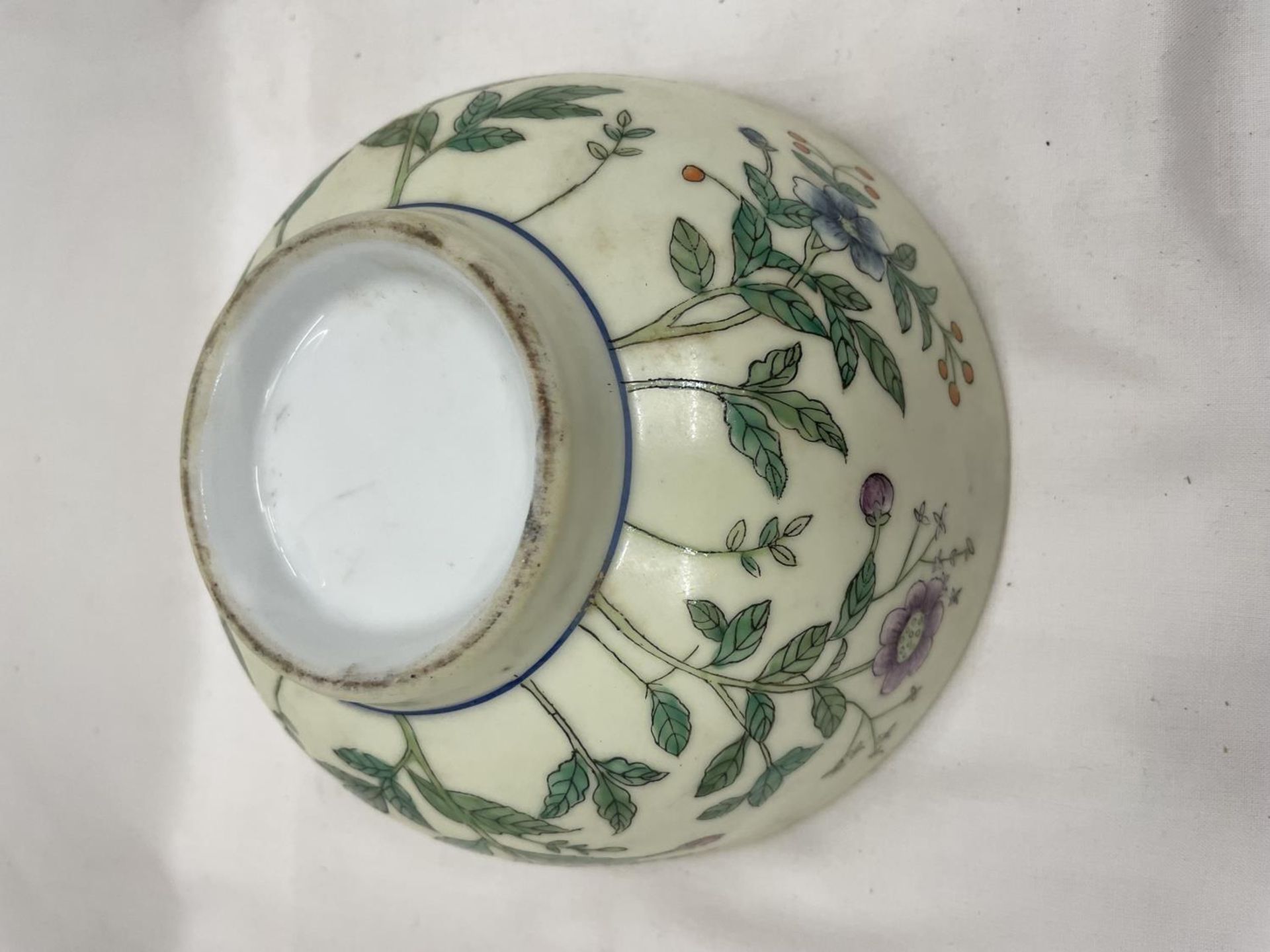 A VINTAGE CHINOISERIE HANDPAINTED BOWL - Image 3 of 3