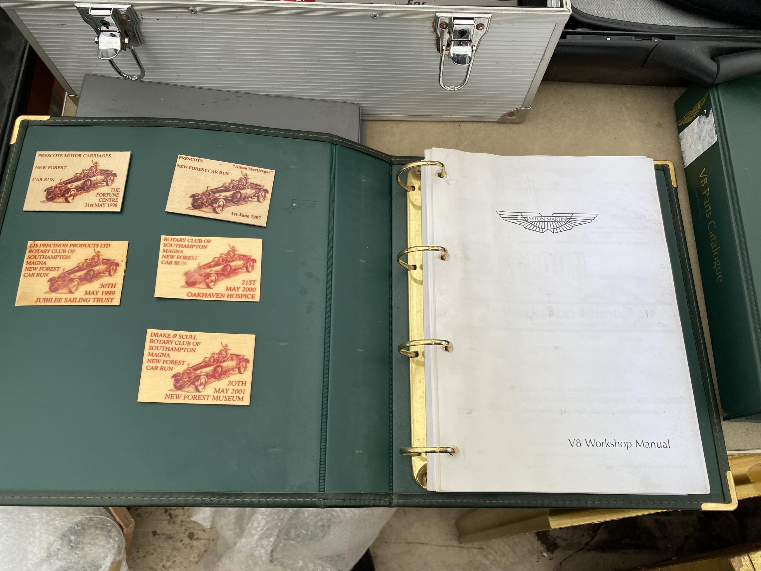 AN ASSORTMENT OF CAR ITEMS TO INCLUDE ASTON MARTIN MANUALS, BENTLEY BOOKS, A SAMSONITE BRIEFCASE AND - Image 6 of 18
