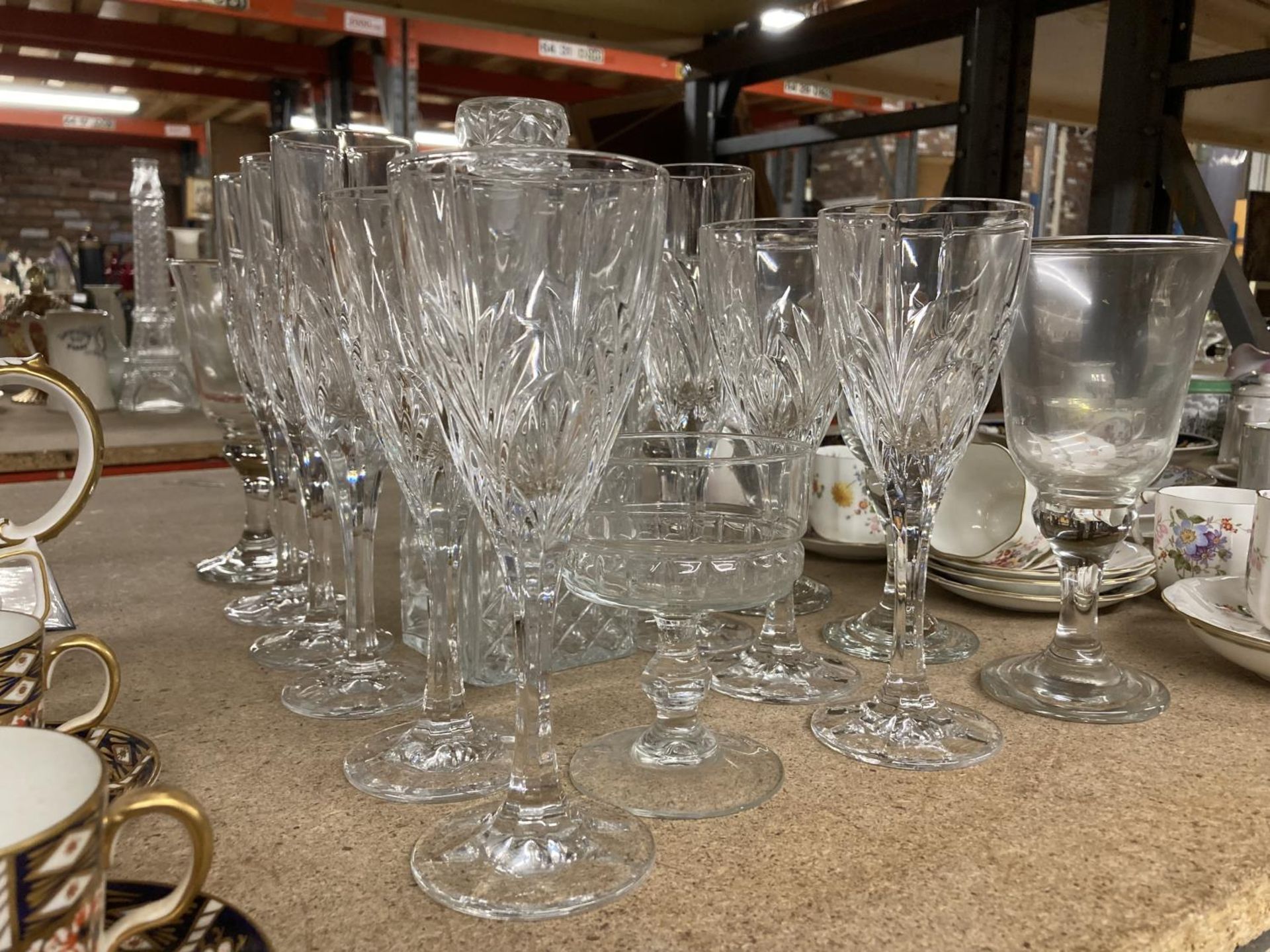 A QUANTITY OF GLASSES TO INCLUDE A DECANTER, CHAMPAGNE FLUTES, WINE GLASSES, ETC - Image 3 of 3