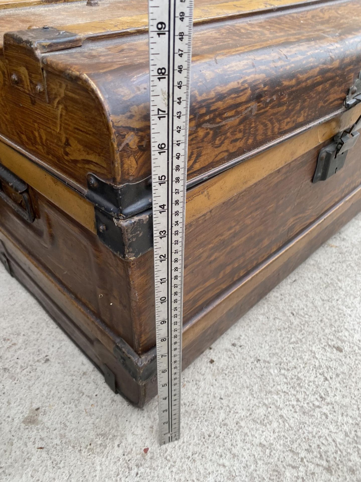 A VINTAGE METAL STORAGE CHEST - Image 4 of 6
