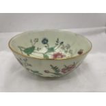 A VINTAGE CHINOISERIE HANDPAINTED BOWL