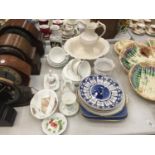 A QUANTITY OF CHINA AND CERAMIC ITEMS TO INCLUDE WEDGWOOD CUPS AND PLATES, A WASH BOWL AND JUG, BLUE