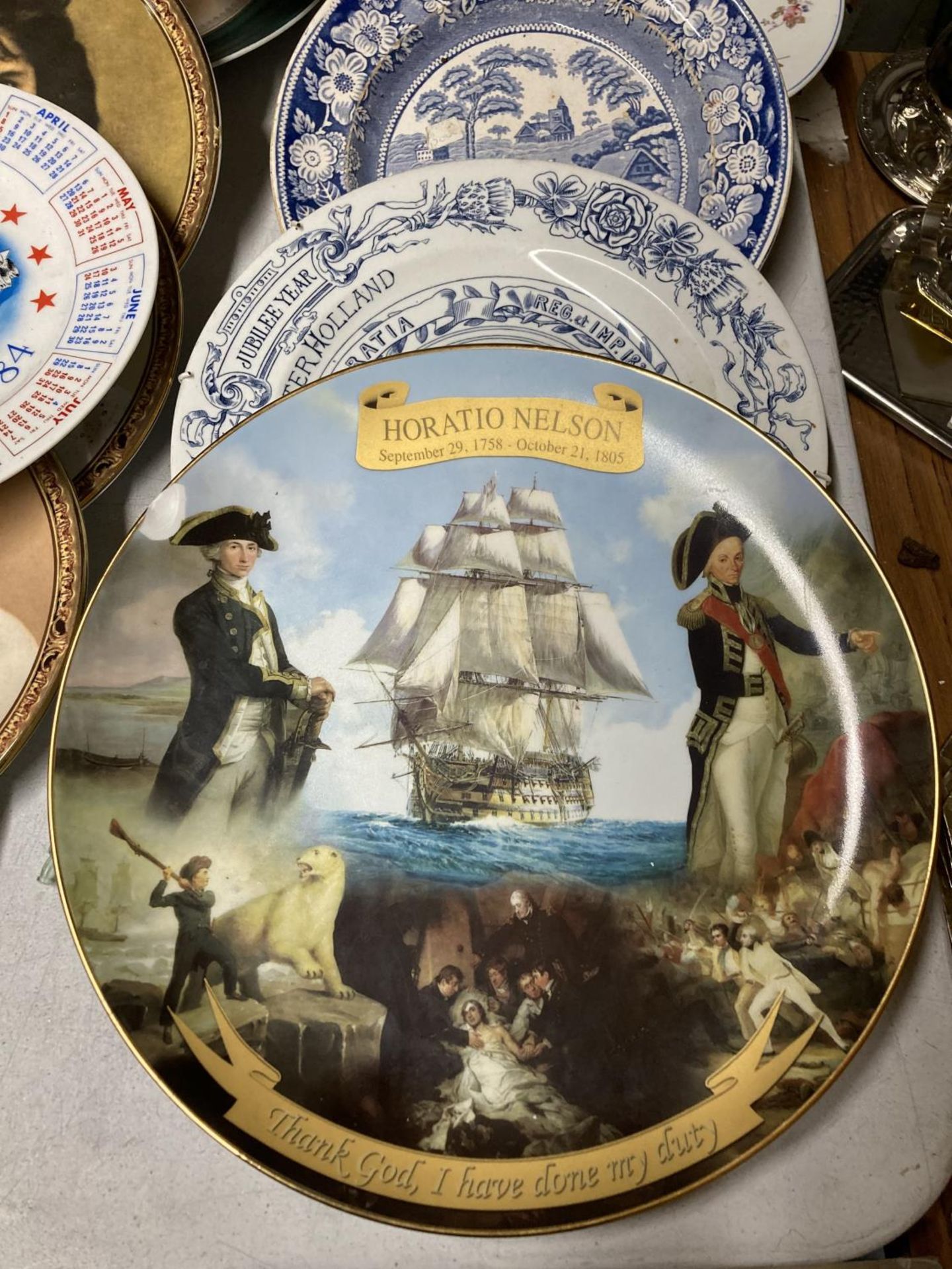 A QUANTITY OF COLLECTABLE PLATES TO INCLUDE THE QUEEN MOTHER SERIES, HORATIO NELSON, ETC - Image 5 of 5
