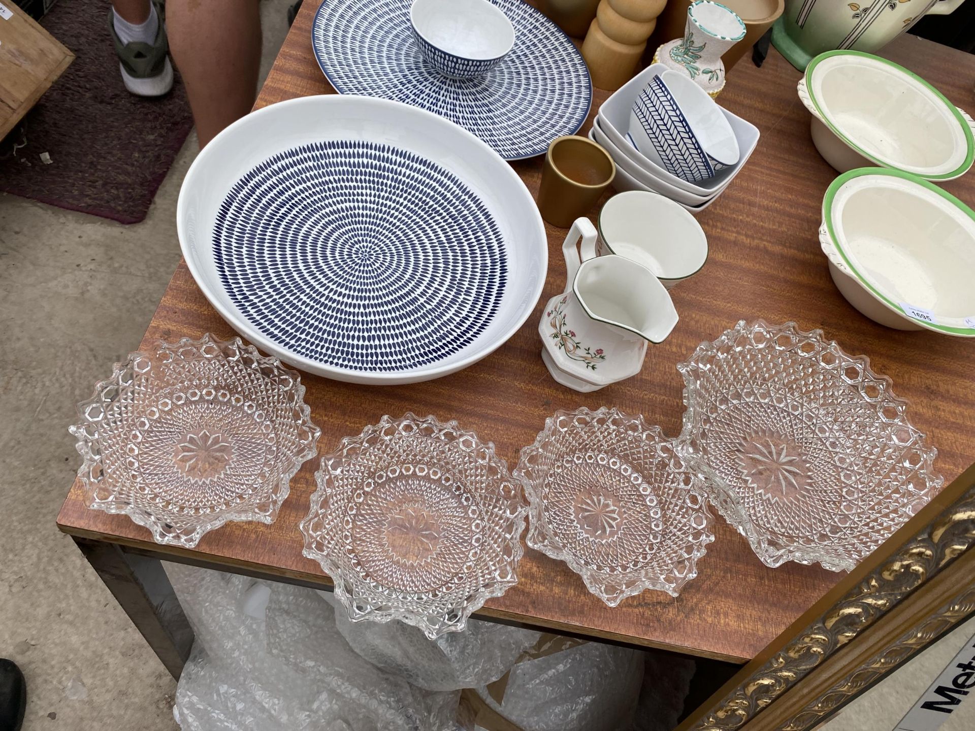 A LARGE ASSORTMENT OF CERAMICS AND GLASS WARE TO INCLUDE A WASH JUG, PLATES AND BOWLS ETC - Image 7 of 11