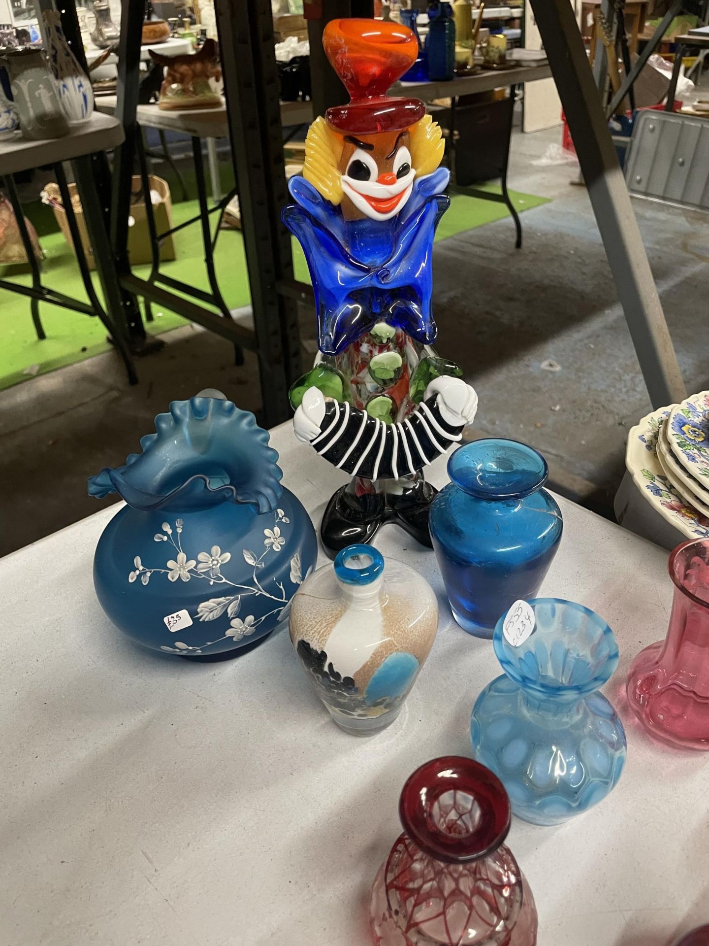 A QUANTITY OF GLASSWARE TO INCLUDE A MURANO STYLE CLOWN, CRANBERRY, BLUE, VASES, JUGS, ETC - Image 2 of 2