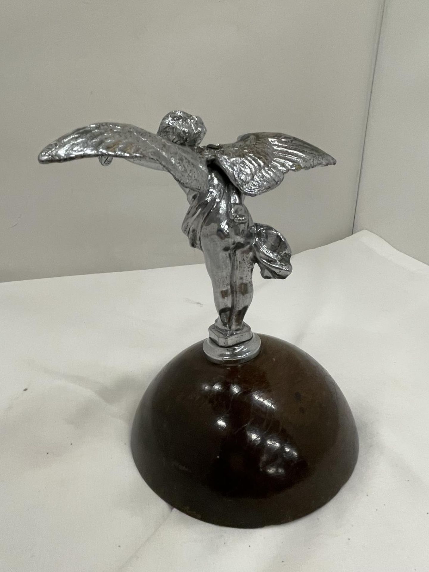 A CHROME CAR MASCOT ON A WOODEN BASE HEIGHT 19CM - Image 2 of 4